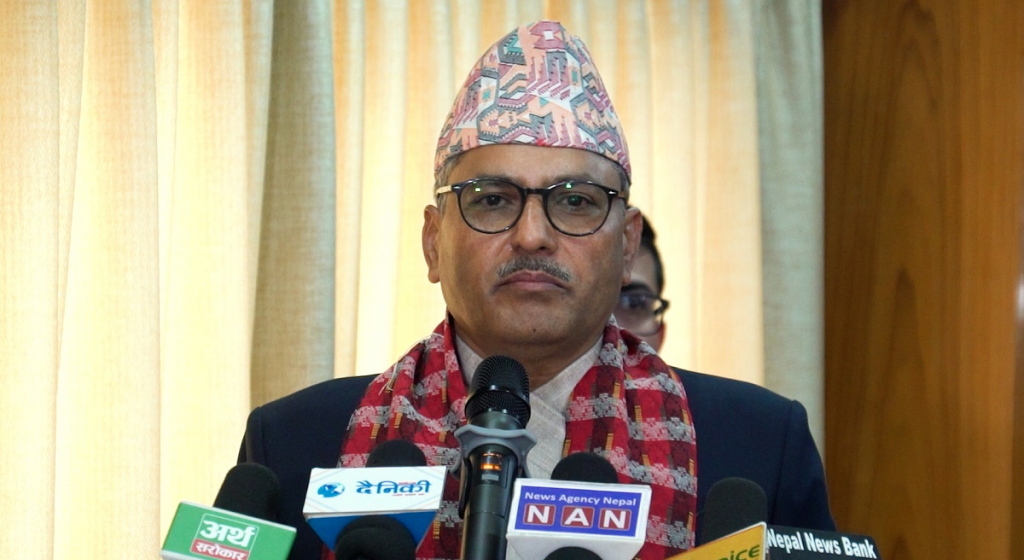 फिक्स आम्दानी हुनेलाई फिक्स व्याजदरमा कर्जा लिन गभर्नर अधिकारीको आग्रह